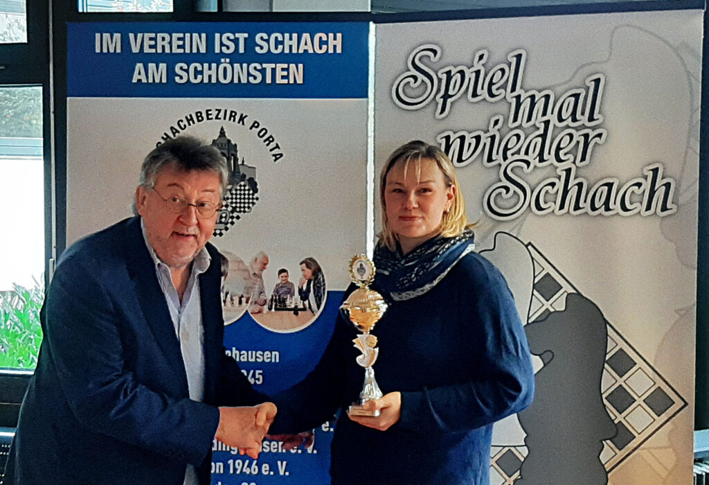 Hermann Dieckmann gratuliert der Bezirksmeisterin Jasmin Behle