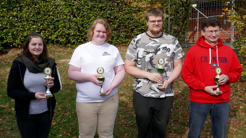 Im offenen Turnier für alle Altersgruppen wurde Marla Windmüller Bezirksmeisterin (links im Bild). Auf dem Podium landeten Nora Heidemann (2. Platz, Matts Struckmeier (1. Platz) und Eduard Eichmann (3. Platz)