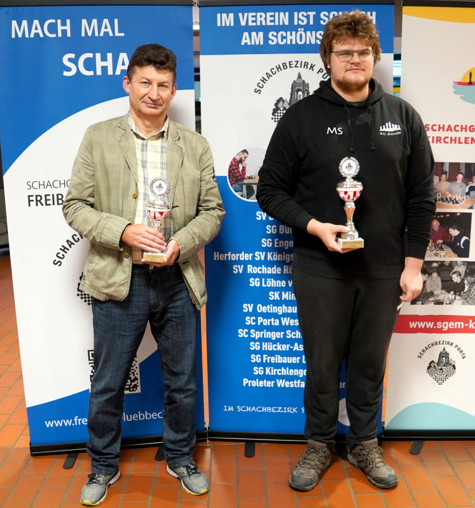 Matts Struckmeier von der SGem Bünde (rechts) verteidigte seinen Titel aus dem Vorjahr gegen Eduard Eichmann von der SGem Hücker-Aschen, nicht auf dem Bild ist Sergeev Valeri (Platz 3)