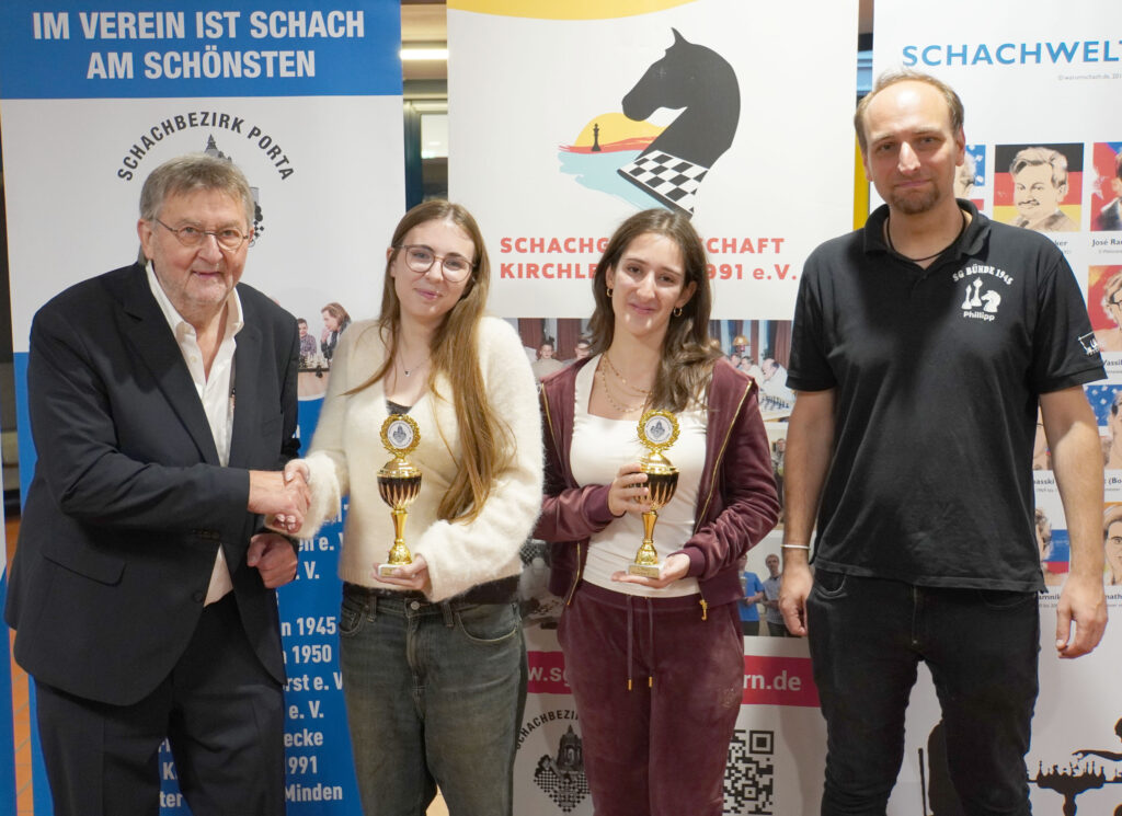 Der Bezirksvorsitzende Hermann Dieckmann (links) ehrt die Siegerinnen in der Altersklasse U18w. Stascha Milivojevic vom SV Bad Oeynhausen siegte gegen Jette Ristock vom SC Porta Westfalica und ist damit Bezirksmeisterin. Rechts Turnierleiter Phillipp Spaeth.