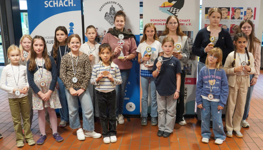 Altersklasse U14w und Damenturnier – Im Hintergrund mit Pokalen Marla Windmüller (Bezirksmeisterin im offenen Turnier, Fides Salloch (Platz2 U14w) , Jooke Ristock (Siegerin U14w), Viktoria Neumann (Platz3 U14w) und die weiteren Spielerinnen der U14w
